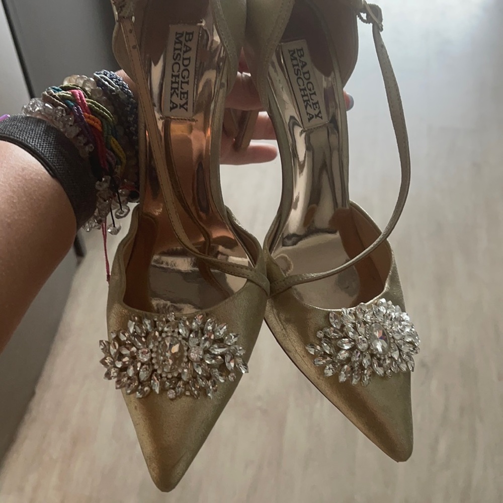 Beautiful gold Badgley Mischka pumps